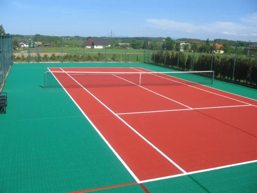ما هي مدة صلاحية أرضية ملعب التنس؟